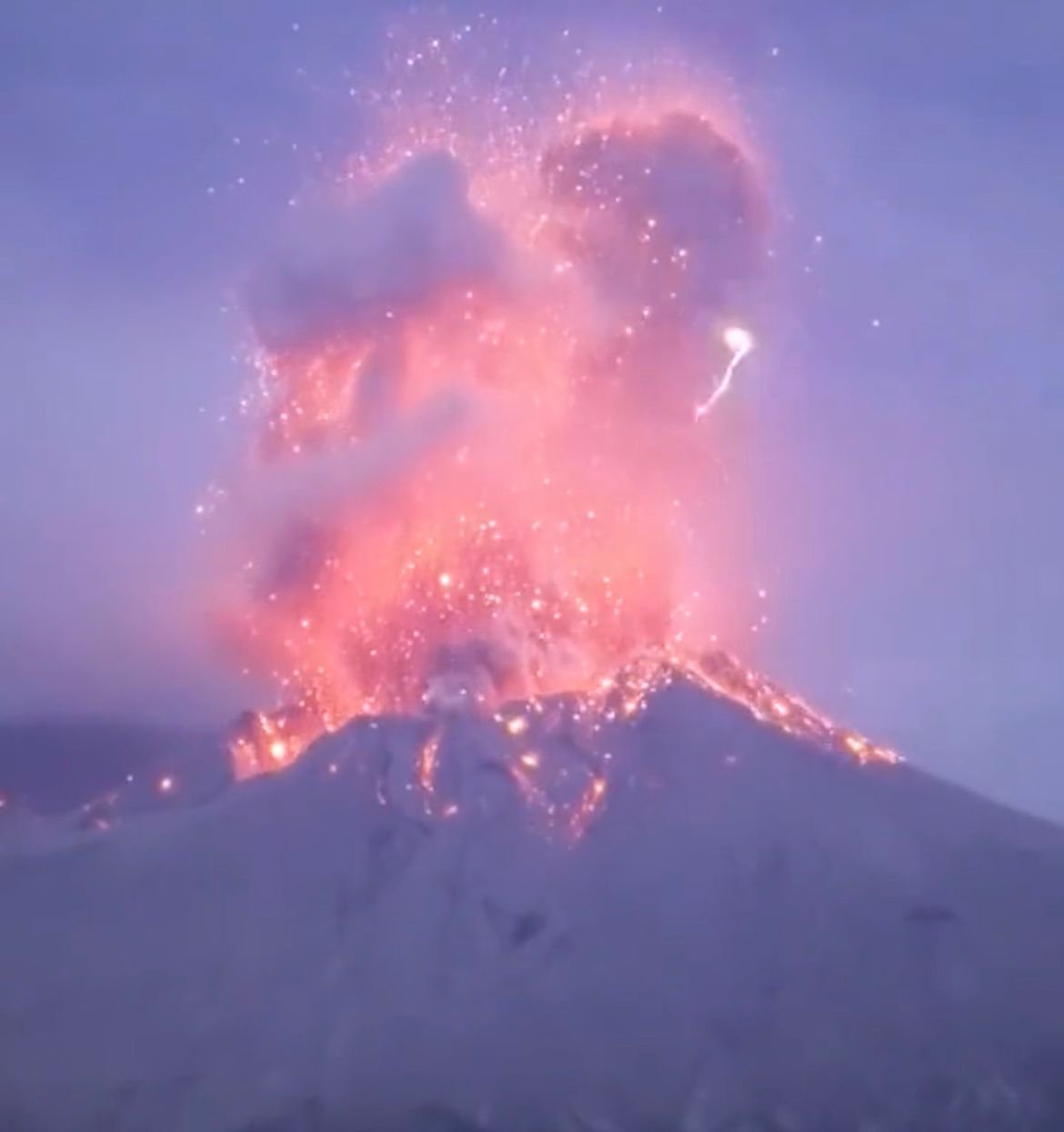 日本樱岛火山喷发，一路火花带闪电（非常壮观与震撼！）