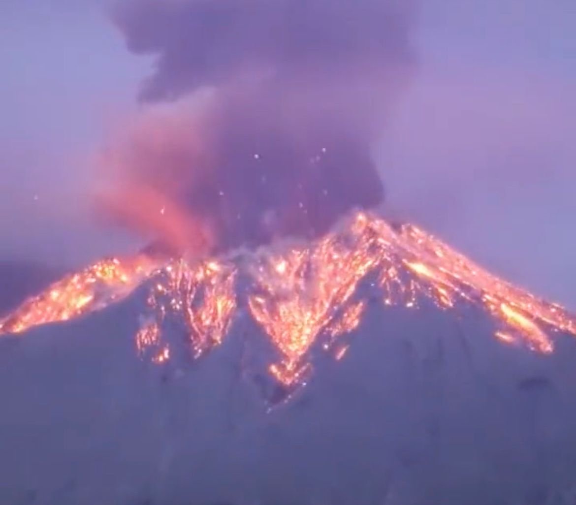 日本樱岛火山喷发，一路火花带闪电（非常壮观与震撼！）