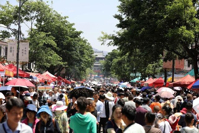 大理遭遇“报复式旅游”，苍山洱海人山人海