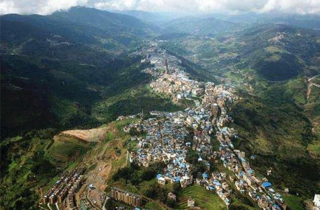 国内一座建在高山顶上的小县城